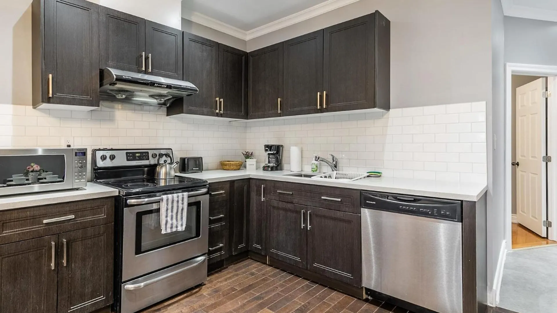 Pet-Friendly 6-Guest Capacity Apt On Ossington Ave Apartment Toronto