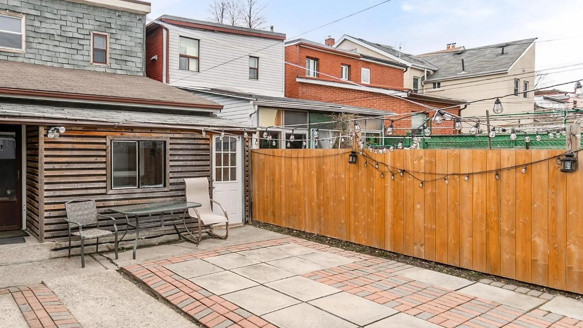 Pet-Friendly 6-Guest Capacity Apt On Ossington Ave Apartment Toronto Canada