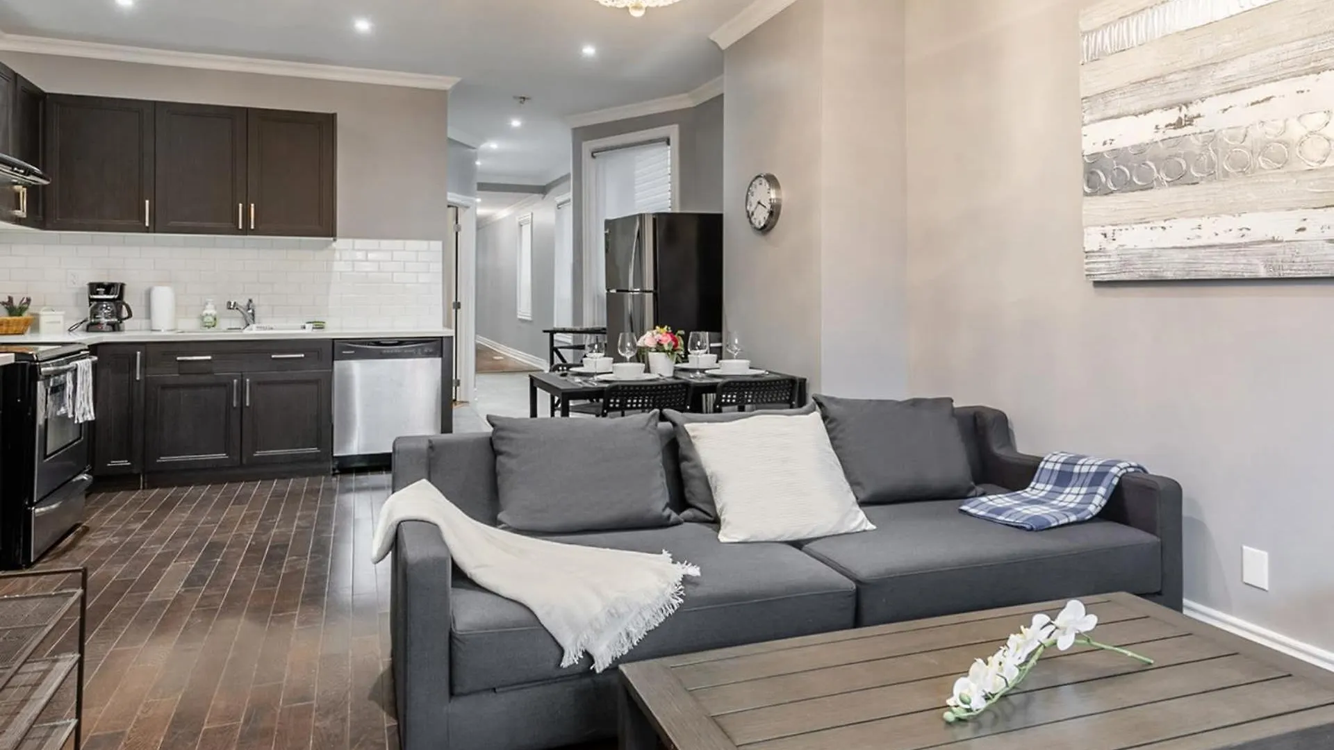Pet-Friendly 6-Guest Capacity Apt On Ossington Ave Apartment Toronto