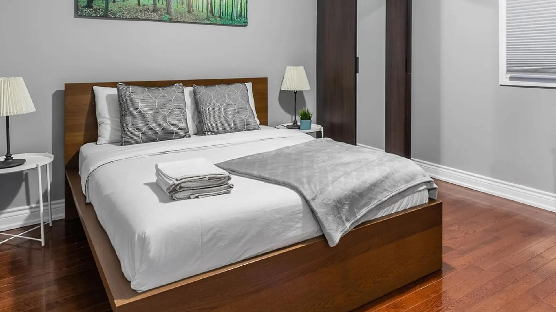 Pet-Friendly 6-Guest Capacity Apt On Ossington Ave contacts